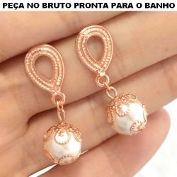 BRINCO NO BRUTO PRONTO PARA BANHO EM PEROLA BRANCA 3,3GR TAMANHO APROXIMADO:3CM REF.BRU1484