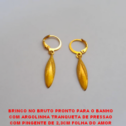 BRINCO NO BRUTO PRONTO PARA O BANHO COM ARGOLINHA TRANQUETA DE PRESSAO COM PINGENTE DE 2,3CM FOLHA DO AMOR 1,7GR - BRU0291