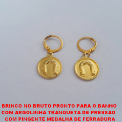 BRINCO NO BRUTO PRONTO PARA O BANHO  COM ARGOLINHA TRANQUETA DE PRESSAO   COM PINGENTE MEDALHA DE FERRADURA PESO 2,9GR - BRU3312