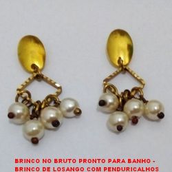 BRINCO NO BRUTO PRONTO PARA BANHO -  BRINCO DE LOSANGO COM PENDURICALHOS  DE PÉROLAS - LARGURA DAS PÉROLAS:5MM -  TAMANHO:3,0CM - PESO:1,9GR - BRU3777