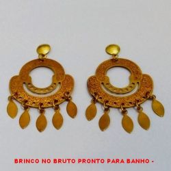 BRINCO NO BRUTO PRONTO PARA BANHO -  BRINCO VAZADO COM PENDURICALHOS DE  FOLHAS - TAMANHO:4,5CM - PESO:3,4GR -  BRU3765