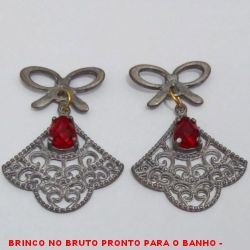 BRINCO NO BRUTO PRONTO PARA O BANHO -  BRINCO EM BAIXA FUSÃO VAZADO E COM CRISTAL  VERMELHO - TAMANHO:4,0CM - PESO:6,7GR -  BRU4115