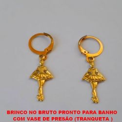BRINCO NO BRUTO PRONTO PARA BANHO  COM VASE DE PRESÃO (TRANQUETA ) PINGENTE DE BAILARINA 10MM -  PESO 2,4GR - BRU0580