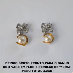 BRINCO BRUTO PRONTO PARA O BANHO COM VASE EM FLOR E PEROLAS DE ''10MM'' PESO TOTAL 3,2GR BRU3602
