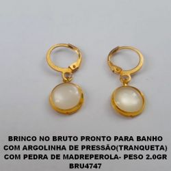 BRINCO NO BRUTO PRONTO PARA BANHO COM ARGOLINHA DE PRESSÃO(TRANQUETA) ''COM PEDRA DE MADREPEROLA'' - PESO 2.0GR BRU4747