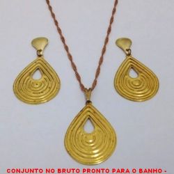 CONJUNTO NO BRUTO PRONTO PARA O BANHO -  CONJUNTO EM GOTA TRABALHADA - GARGANTIHA  COM CORRENTE SINGAPURA DE 45CM - BRINCO  DE 4,2CM - PESO TOTAL:7,5GR - BRU4291