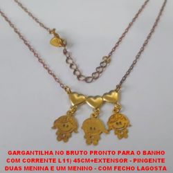 GARGANTILHA NO BRUTO PRONTO PARA O BANHO COM CORRENTE L11) 45CM+EXTENSOR - PINGENTE  DUAS MENINA E UM MENINO - COM FECHO LAGOSTA  PESO TOTAL 3,5GR - BRU4585