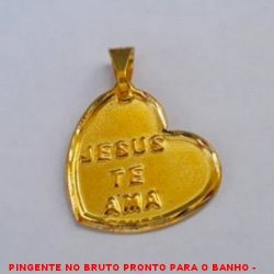PINGENTE NO BRUTO PRONTO PARA O BANHO -  PINGENTE DE CORAÇÃO COM A FRASE ''JESUS TE  AMA'' - TAMANHO:3,1CM - PESO:1,8GR - BRU2884