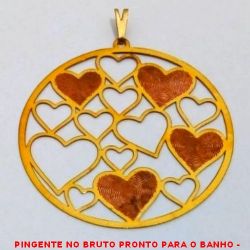 PINGENTE NO BRUTO PRONTO PARA O BANHO -  PINGENTE DE CÍRCULO COM CORAÇÕES -  TAMANHO:4,9CM - PESO:2,1GR - BRU4036