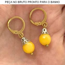 BRINCO PRESSÃO NO BRUTO PRONTO PARA BANHO (pedra natural agata amarela ) 2.6GR TAMANHO APROXIMADO:3CM REF.BRU957 (A Ágata é uma pedra de equilíbrio energético ver mais na descrição