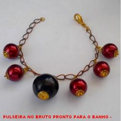 PULSEIRA NO BRUTO PRONTO PARA O BANHO -  PULSEIRA FEMININA COM PENDURICALHOS DE  BOLAS DE RESINA NA COR ''VINHO'' DE 13MM E BOLA  DE RESINA PRETA DE 20MM - TAMANHO:20,9CM -  PESO:16,3GR - BRU3269