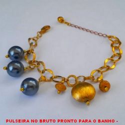 PULSEIRA NO BRUTO PRONTO PARA O BANHO -  PULSEIRA FEMININA COM PENDURICALHOS  DIAMANTADOS E BOLAS DE RESINA BRILHANTES DE 13MM - TAMANHO:19,2CM - PESO:17,5GR -  BRU3079