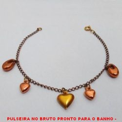 PULSEIRA NO BRUTO PRONTO PARA O BANHO -  PULSEIRA FEMININA COM PENDURICALHOS EM  ABS E CORAÇÃO DE LATÃO - TAMANHO:20,6CM -  PESO:2,9GR - BRU1372