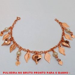 PULSEIRA NO BRUTO PRONTO PARA O BANHO -  PULSEIRA FEMININA COM PENDURICALHOS DE  PÉROLA DE 5MM,FOLHA E CORAÇÃO COM CRISTAL -  TAMANHO:18,5CM - PESO:9,5GR - BRU4229