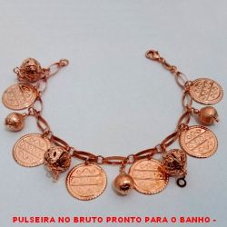 PULSEIRA NO BRUTO PRONTO PARA O BANHO -  PULSEIRA FEMININA COM PENDURICALHOS DE  BOLAS VAZADAS DE 12MM,CÍRCULOS E BOLINHAS  DE 9MM - TAMANHO:20,5CM - PESO:14,5GR -  BRU4178