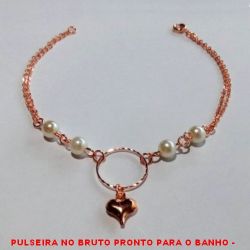 PULSEIRA NO BRUTO PRONTO PARA O BANHO -  PULSEIRA FEMININA COM PÉROLAS DE 5MM, AROGOLA E PENDURICALHO DE CORAÇÃO -  TAMANHO:21,0CM - PESO:2,2GR - BRU2993