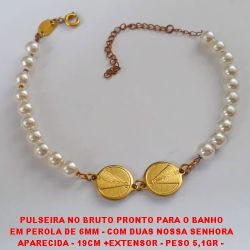 PULSEIRA NO BRUTO PRONTO PARA O BANHO EM PEROLA DE 6MM - COM DUAS NOSSA SENHORA APARECIDA - 19CM +EXTENSOR - PESO 5,1GR -  BRU2621