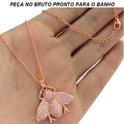 GARGANTILHA BRUTO PRONTO PARA O BANHO ABELHA  EM MICRO ZIRCÔNIA BRANCA TAMANHO APROXIMADO:52CM PINGENTE:2,5CM REF:BRU193