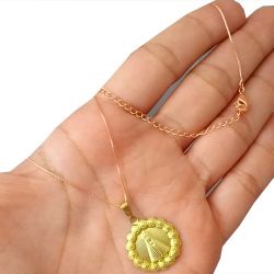 Gargantilha No Bruto Pronto Para Banho Com Pingente Nossa Senhora Aparecida Tamanho Aprox Da Corrente: 44,5cm Extensor: 7,5cm Pingente: 2,0cm Peso: 3,5 gramas REF: BRU941