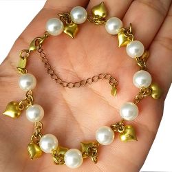 Pulseira No Bruto Pronto para Banho Com Perolas De 8mm e Corações Tamanho Aproximado: 20,0cm Extensor: 6,0cm Peso: 8,3 gramas REF: BRU228