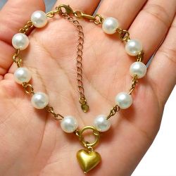 Pulseira No Bruto Pronto Para Banho Com Perolas De 8mm e Um Coração Tamanho Aproximado: 20,0cm Extensor: 5,0cm Peso: 5,9 gramas REF: BRU1136