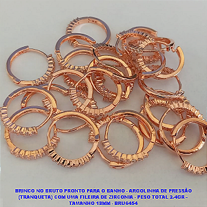 BRINCO NO BRUTO PRONTO PARA O BANHO - ARGOLINHA DE PRESSÃO (TRANQUETA) COM UMA FILEIRA DE ZIRCONIA - PESO TOTAL 2.4GR -  TAMANHO 18MM - BRU6454