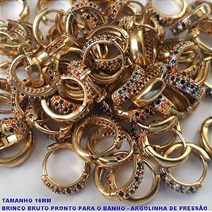 BRINCO *** NO BRUTO PRONTO PARA O BANHO - ARGOLINHA DE PRESSÃO (TRANQUETA) COM TREIS FILEIRA DE ZIRCONIA COLORIDA - PESO TOTAL  2.5GR -TAMANHO 16MM - LARGURA 3MM -  BRU6679