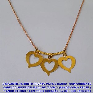 GARGANTILHA BRUTO PRONTO PARA O BANHO - COM CORRENTE  CADEADO SUPER DELICADA DE "50CM" - (CANGA COM A FRASE )  " AMOR ETERNO " COM TREIS CORAÇÃO 1.2CM  - 3GR - BRU6758