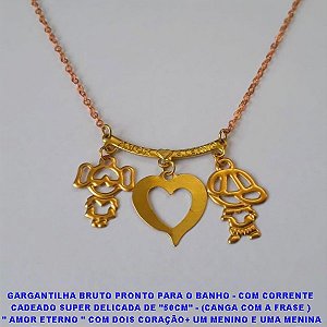GARGANTILHA BRUTO PRONTO PARA O BANHO - COM CORRENTE  CADEADO SUPER DELICADA DE "50CM" - (CANGA COM A FRASE )  " AMOR ETERNO " COM DOIS CORAÇÃO+ UM MENINO E UMA MENINA  - 1.2CM  - 3GR - BRU6760