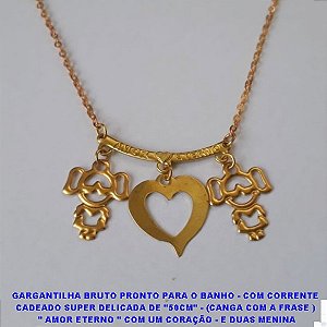 GARGANTILHA BRUTO PRONTO PARA O BANHO - COM CORRENTE  CADEADO SUPER DELICADA DE "50CM" - (CANGA COM A FRASE )  " AMOR ETERNO " COM UM CORAÇÃO - E DUAS MENINA  - 1.2CM  - 3GR - BRU6762