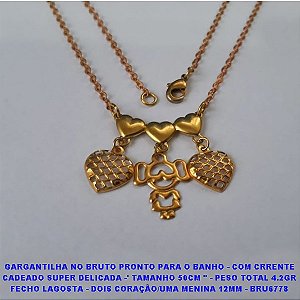 GARGANTILHA NO BRUTO PRONTO PARA O BANHO(CX114) - COM CRRENTE CADEADO SUPER DELICADA -' TAMANHO 50CM " - PESO TOTAL 4.2GR FECHO LAGOSTA - DOIS CORAÇÃO/UMA MENINA 12MM - BRU6778