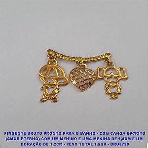 PINGENTE NO BRUTO PRONTO PARA O BANHO(CX114) - COM CANGA ESCRITO (AMOR ETERNO) COM UM MENINO E UMA MENINA DE 1,8CM E UM  CORAÇÃO DE 1,2CM - PESO TOTAL 1.5GR - BRU6799
