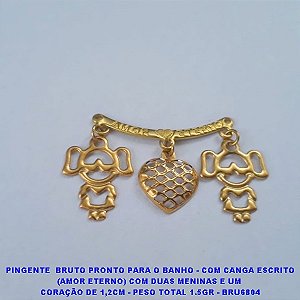 PINGENTE  BRUTO PRONTO PARA O BANHO - COM CANGA ESCRITO (AMOR ETERNO) COM DUAS MENINAS E UM  CORAÇÃO DE 1,2CM - PESO TOTAL 1.5GR - BRU6804