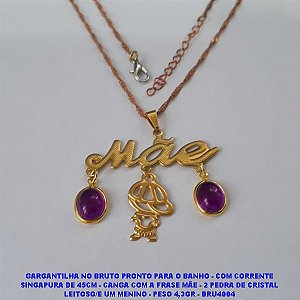 GARGANTILHA NO BRUTO PRONTO PARA O BANHO - COM CORRENTE SINGAPURA DE 45CM - CANGA COM A FRASE MÃE - 2 PEDRA DE CRISTAL LEITOSO/E UM MENINO - PESO 4,3GR - BRU4004