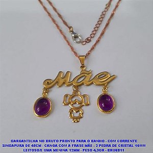 GARGANTILHA NO BRUTO PRONTO PARA O BANHO - COM CORRENTE SINGAPURA DE 45CM - CANGA COM A FRASE MÃE - 2 PEDRA DE CRISTAL LEITOSO/E UMA MENINA 12MM - PESO 4,3GR - BRU6811