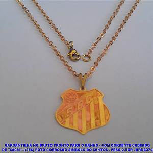 GARGANTILHA NO BRUTO PRONTO PARA O BANHO - COM CORRENTE CADEADO DE "60CM" - (256) FOTO CORROSÃO SIMBOLO DO SANTOS - PESO 2.5GR - BRU6376