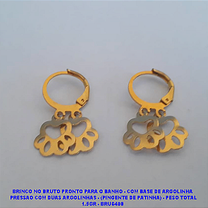 BRINCO NO BRUTO PRONTO PARA O BANHO - COM BASE DE ARGOLINHA DE PRESSAO COM DUAS ARGOLINHAS - (PINGENTE DE PATINHA) - PESO TOTAL 1.5GR - BRU6408