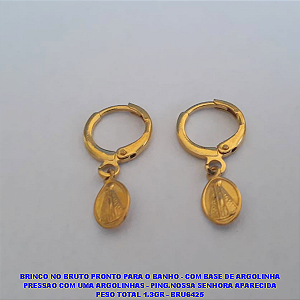 BRINCO NO BRUTO PRONTO PARA O BANHO - COM BASE DE ARGOLINHA PRESSAO COM UMA ARGOLINHAS - PING.NOSSA SENHORA APARECIDA PESO TOTAL 1.3GR - BRU6425