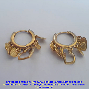 BRINCO NO BRUTO PRONTO PARA O BANHO - ARGOLINHA DE PRESSÃO TAMANHO 14MM COM SEIS CORAÇÃO PEQUENO E UM GRANDE - PESO TOTAL 3.1GR - BRU7213