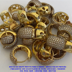 BRINCO NO BRUTO PRONTO PARA O BANHO - ARGOLINHA DE PRESSÃO (TRANQUETA) COM SETE FILEIRA DE MICRO ZIRCONIAS - TAMANHO 2CM- PESO 12GR - LARGURA 10MM - BRU7295