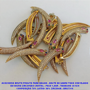 PINGENTE NO BRUTO PRONTO PARA BANHO (CX29) - DENTE DE SABRE TODO CRAVEJADO EM MICRO ZIRCONIAS CRISTAL - PESO 1,6GR - TAMANHO 3X1CM COMPOSIÇÃO 70% LATÃO/ 30% ZIRCONIA - BRU7316