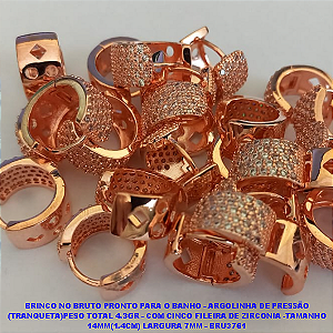 BRINCO NO BRUTO PRONTO PARA O BANHO - ARGOLINHA DE PRESSÃO (TRANQUETA)PESO TOTAL 4.3GR - COM CINCO FILEIRA DE ZIRCONIA -TAMANHO 14MM(1.4CM) LARGURA 7MM - BRU3761