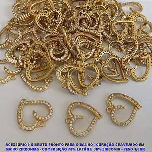 PINGENTE NO BRUTO PRONTO PARA O BANHO  (CX30) - CORAÇÃO CRAVEJADO EM  MICRO ZIRCONIAS - COMPOSIÇÃO 70% LATÃO E 30% ZIRCONIA - PESO 1,0GR TAMANHO 16MM(1,6CM) - BRU7520
