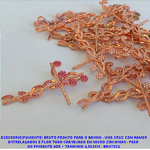 PINGENTE NO BRUTO PRONTO PARA O BANHO(CX65) - UMA CRUZ COM RAMOS ENTRELAÇADOS E FLOR TODO CRAVEJADO EM MICRO ZIRCONIAS - PESO  DO PINGENTE 4GR + TAMANHO 4,5X3CM - BRU7522