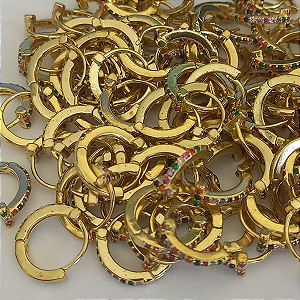 BRINCO NO BRUTO PRONTO PARA O BANHO (CX04)- BRINCO DE ARGOLINHA DE PRESSÃO (TRANQUETA) PESO TOTAL DO PAR 1.7GR - COM UMA FILEIRA DE ZIRCONIA COLORIDA - TAMANHO 14MM - BRU6890