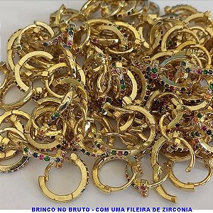 BRINCO NO BRUTO PRONTO PARA O BANHO - ARGOLINHA DE PRESSÃO 12MM - COM UMA FILEIRA DE ZIRCONIA COLORIDA - PESO 1.4GR - BRU4865