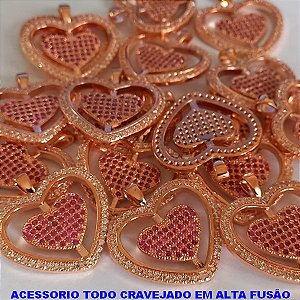 PINGENTE NO BRUTO PRONTO PARA O BANHO (CX33) - COM CORAÇÃO TODO CRAVEJADO EM MICRO ZIRCONIAS - TAMANHO 25MM(2,5CM) PESO 5.6GR - BRU000190