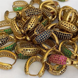 BRINCO NO BRUTO PRONTO PARA O BANHO - (TODO CRAVEJADO EM MICRO ZIRCONIAS COLORIDAS)ARGOLINHA DE PRESSÃO(TRANQUETA)PESO 5.5GR  - TAMANHO 18MM(1,8CM) BRU5658A