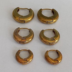 BRINCO NO BRUTO PRONTO PARA O BANHO(CX95) -(TRIO COM TREIS PAR) ARGOLINHA DE PRESSÃO TAMANHOS 20MM/18MM/14MM/-PESO TOTAL 15.4GR - BRU1856