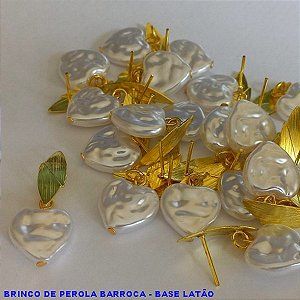 BRINCO NO BRUTO PRONTO PARA O BANHO - BASE DESENHADA PÉROLA FORMATO CORAÇÃO  TAMANHO - 30MM - PESO 2,0GR - BRU100248A